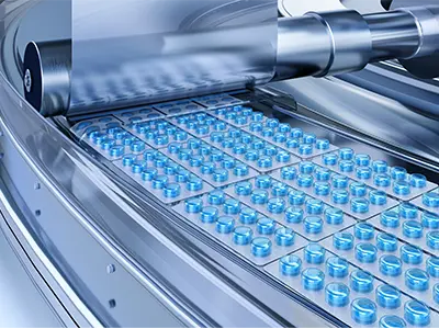 photo représentant LMS pharma montrant du liquide injecté dans des flacons pour produits pharmaceutiques