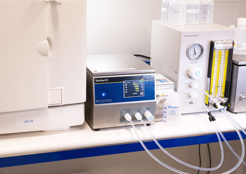 Vertex50 travaillant dans une salle blanche ou en milieu hospitalier