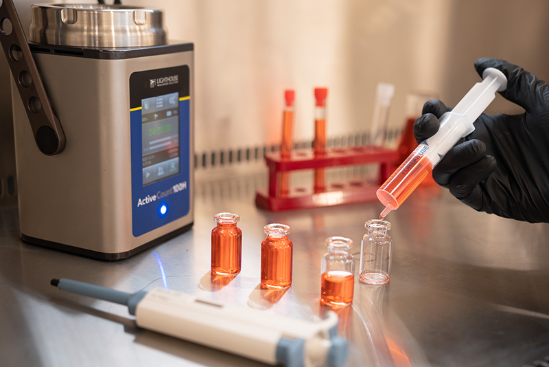 Une photographie d'un ActiveCount100H utilisé sous une hotte de confinement biologique.