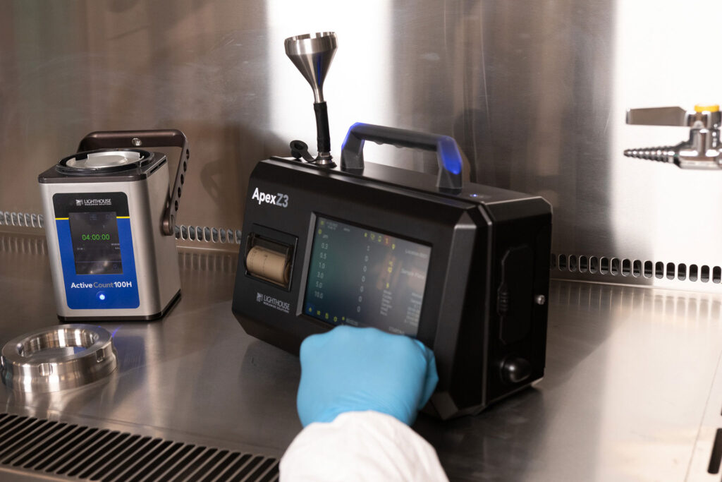technicien de salle blanche portant des gants travaillant sur ApexZ and ActiveCount100H