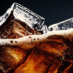 photo de glace dans un verre avec une boisson gazeuse