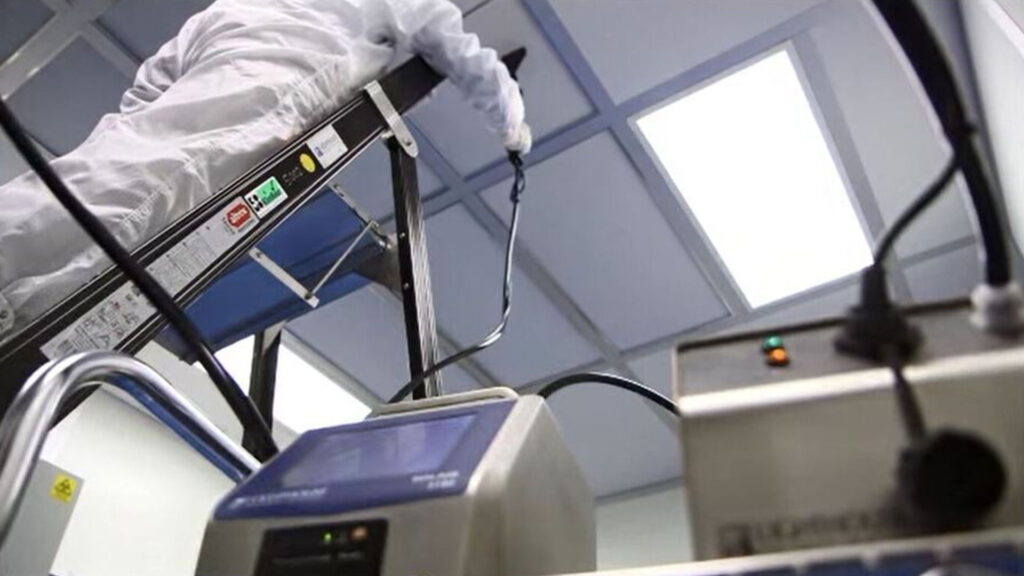 photo d'un technicien de salle blanche dans une salle blanche utilisant le Lighthouse Worldwide Solutions ScanAir